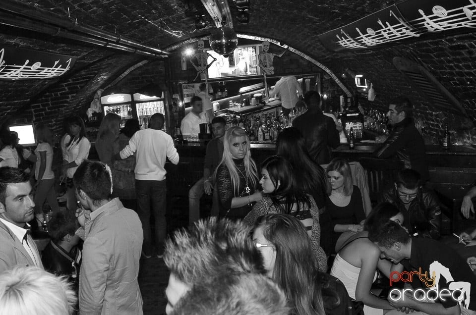 Start la Party în Club Escape,
