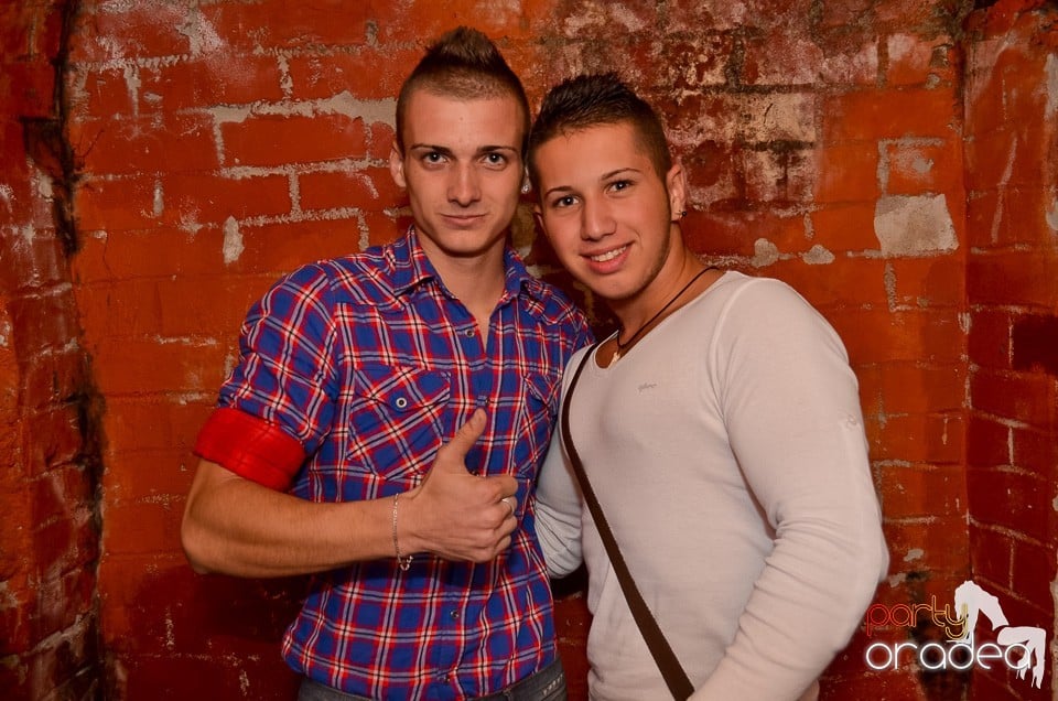 Start la Party în Club Escape,