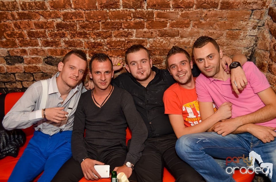 Start la Party în Club Escape,
