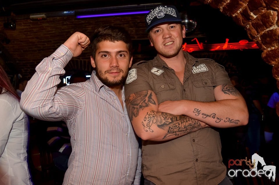 Start la Party în Club Escape,