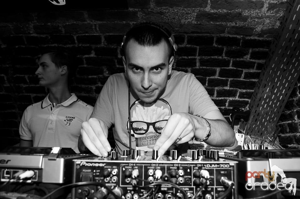 Start la Party în Club Escape,