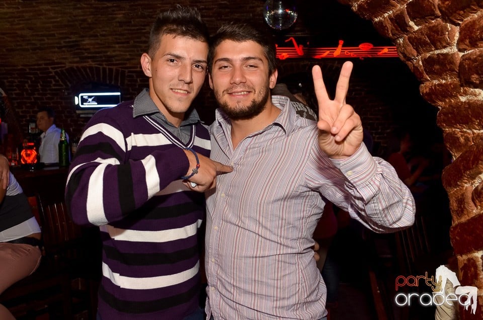 Start la Party în Club Escape,