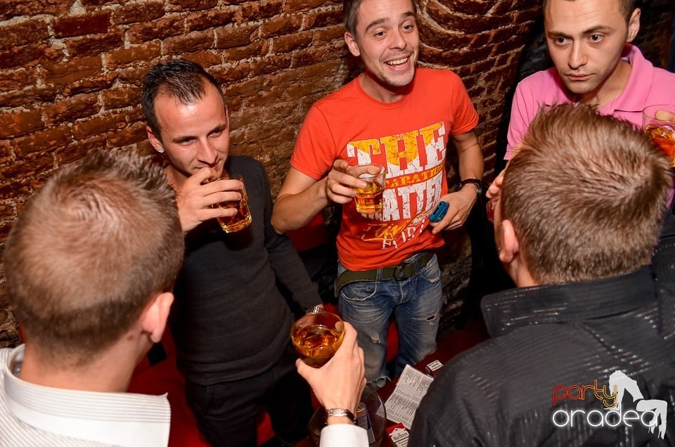 Start la Party în Club Escape,