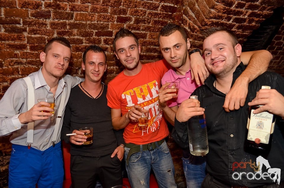 Start la Party în Club Escape,