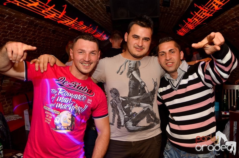 Start la Party în Club Escape,