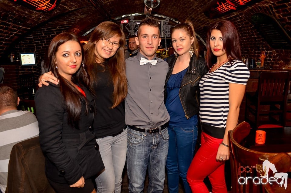 Start la Party în Club Escape,