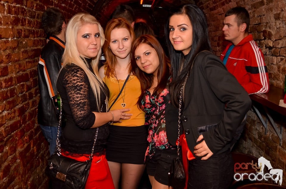 Start la Party în Club Escape,