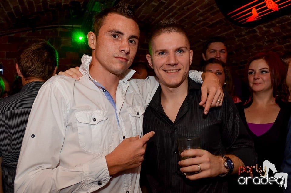 Start la Party în Club Escape,