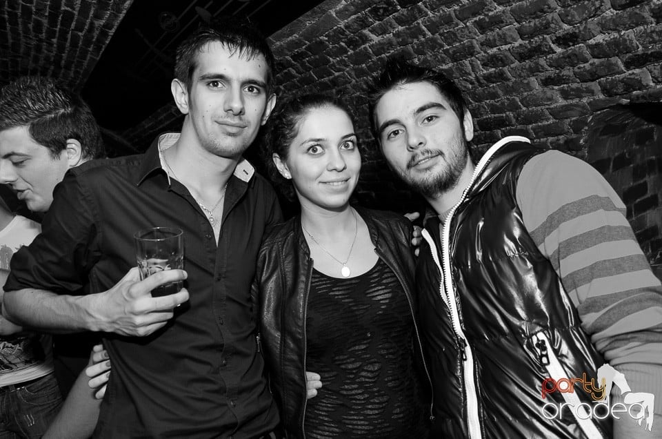 Start la Party în Club Escape,