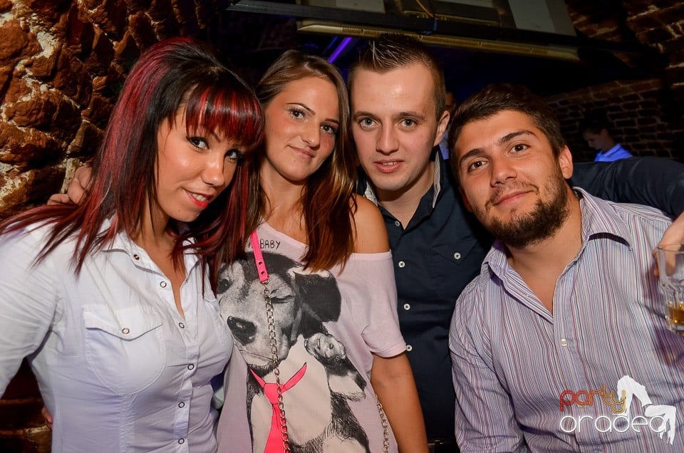 Start la Party în Club Escape,