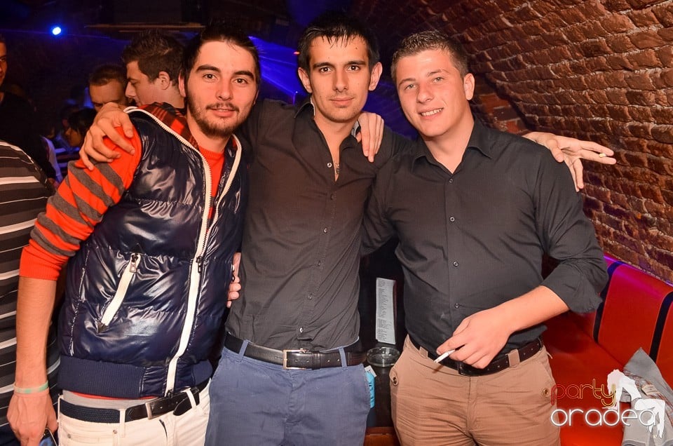 Start la Party în Club Escape,