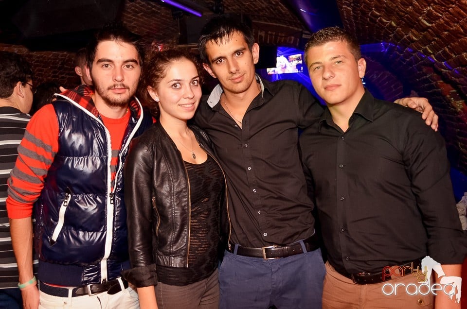 Start la Party în Club Escape,