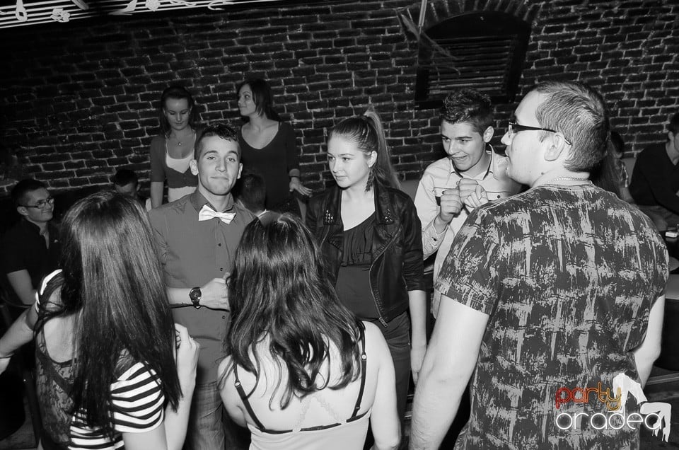 Start la Party în Club Escape,