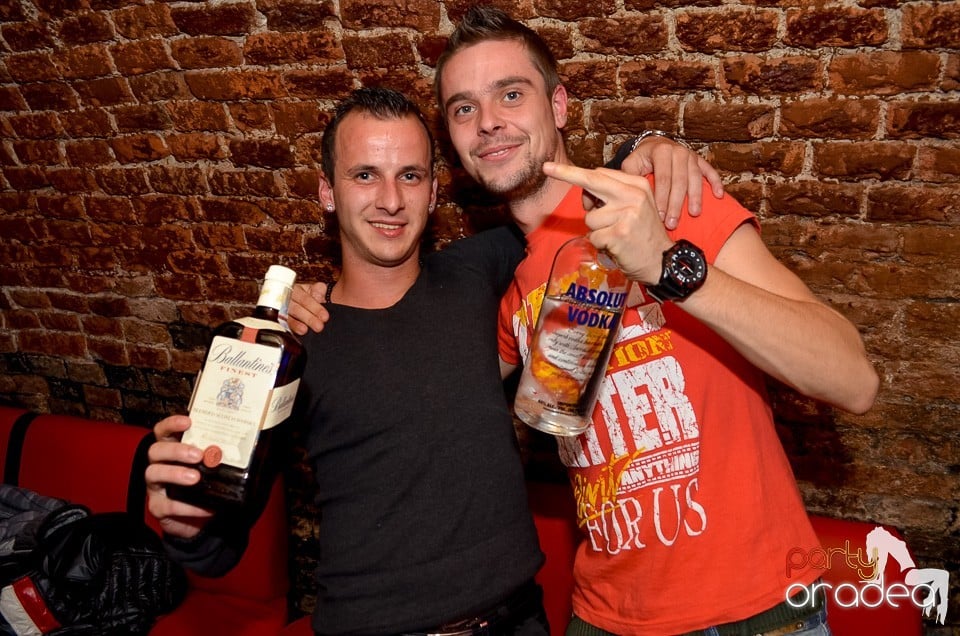 Start la Party în Club Escape,