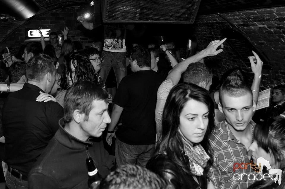 Start la Party în Club Escape,
