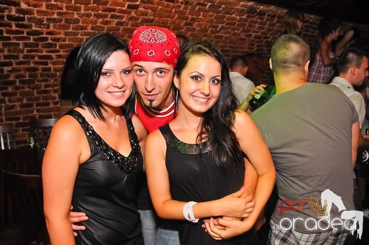 Start the week cu Club Escape, 