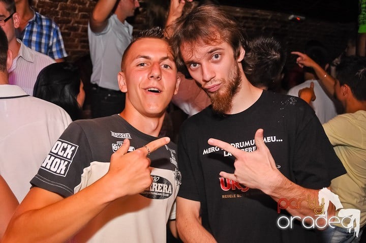 Start the week cu Club Escape, 