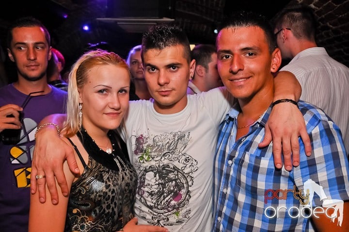 Start the week cu Club Escape, 