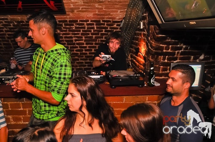 Start the week cu Club Escape, 