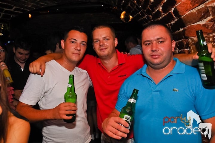 Start the week cu Club Escape, 