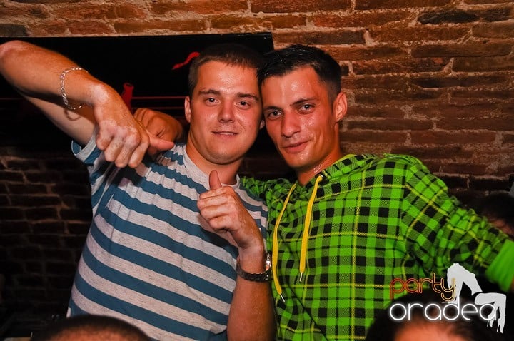 Start the week cu Club Escape, 