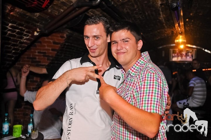 Start the week cu Club Escape, 