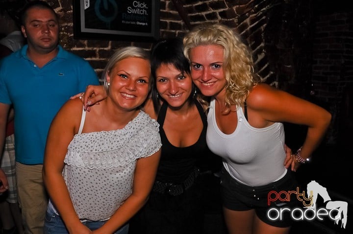 Start the week cu Club Escape, 