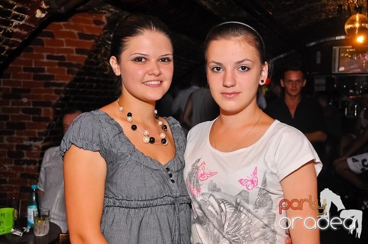 Start the week cu Club Escape, 