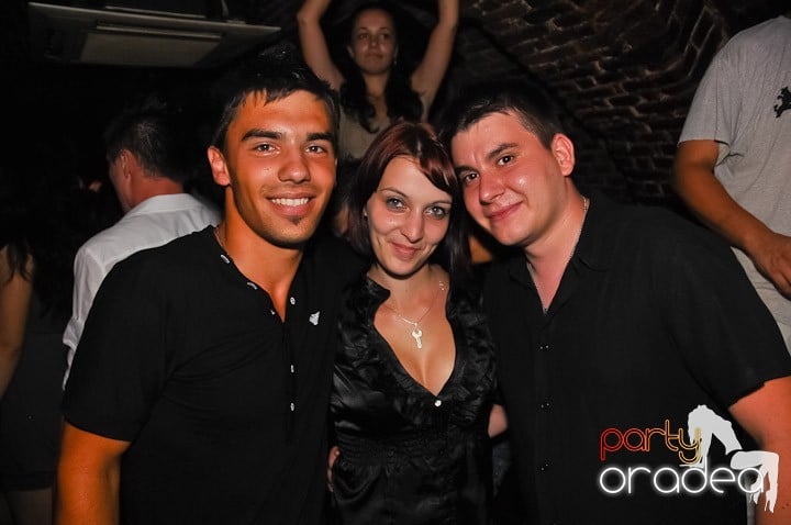 Start the week cu Club Escape, 