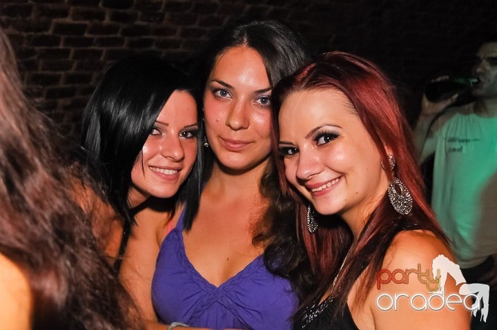 Start the week cu Club Escape, 