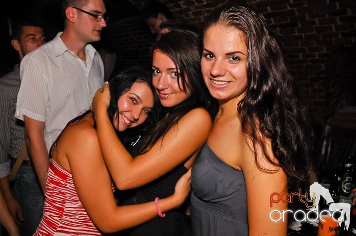 Start the week cu Club Escape, 