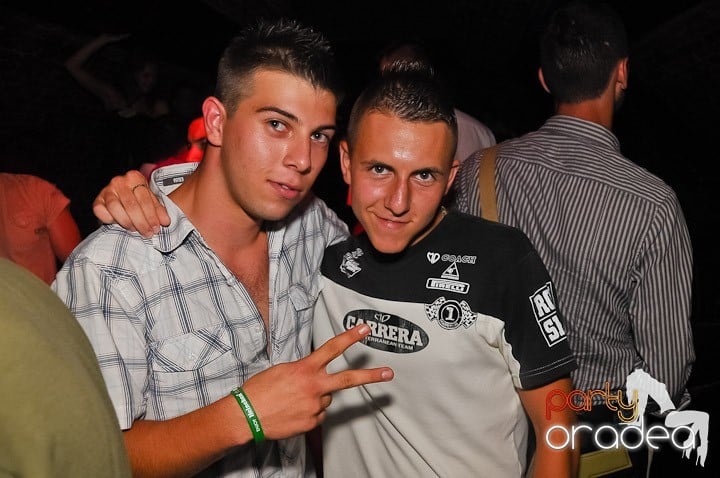 Start the week cu Club Escape, 