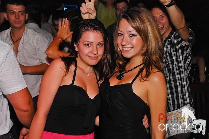 Start the week cu Club Escape, 