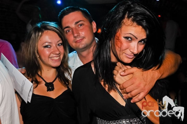 Start the week cu Club Escape, 