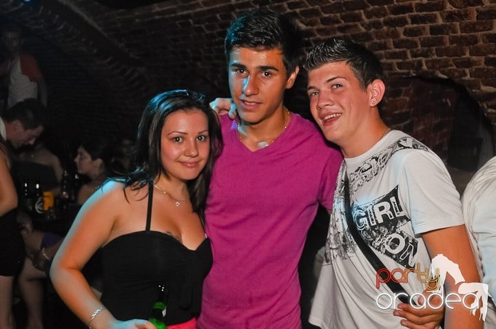 Start the week cu Club Escape, 