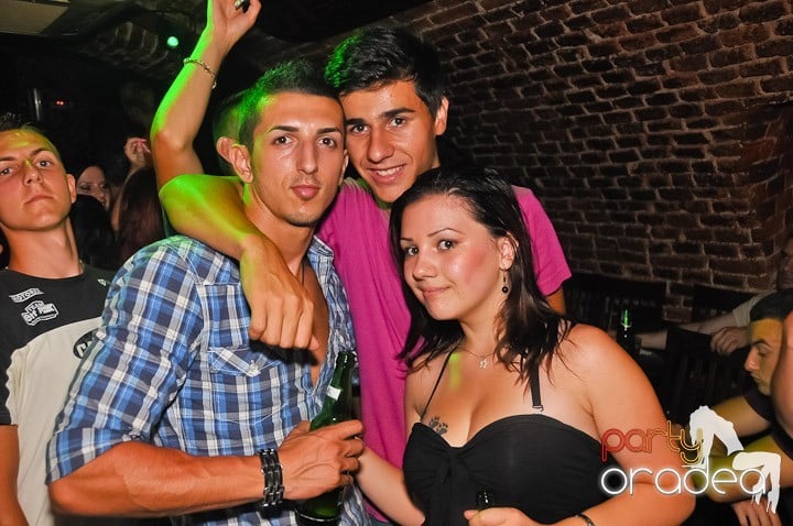 Start the week cu Club Escape, 