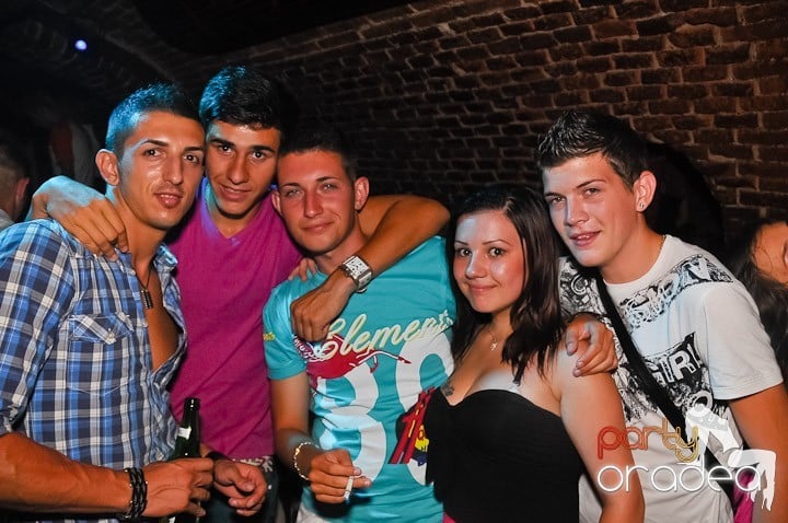 Start the week cu Club Escape, 