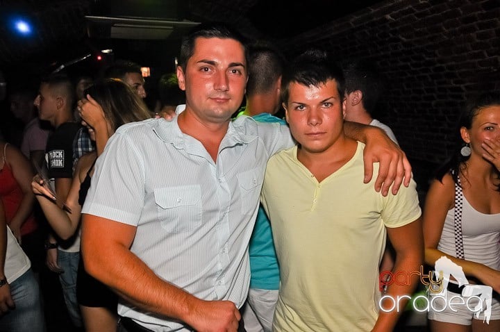 Start the week cu Club Escape, 