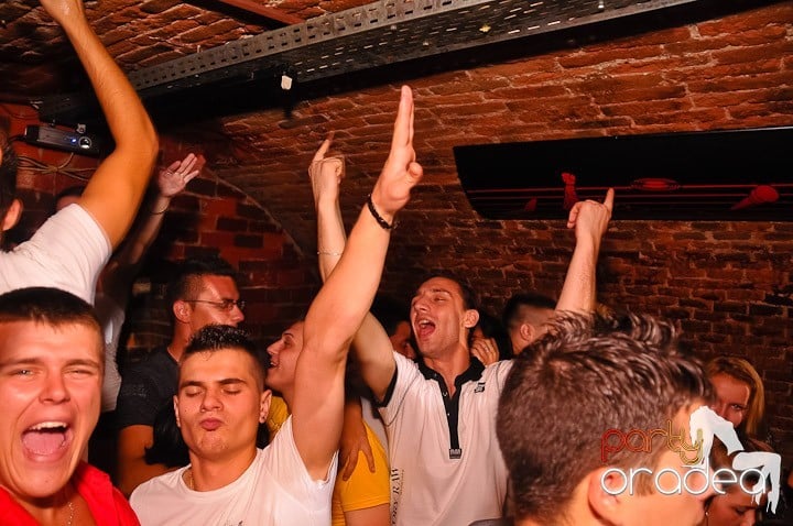 Start the week cu Club Escape, 