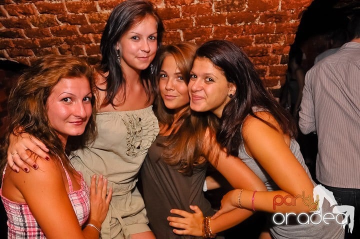 Start the week cu Club Escape, 