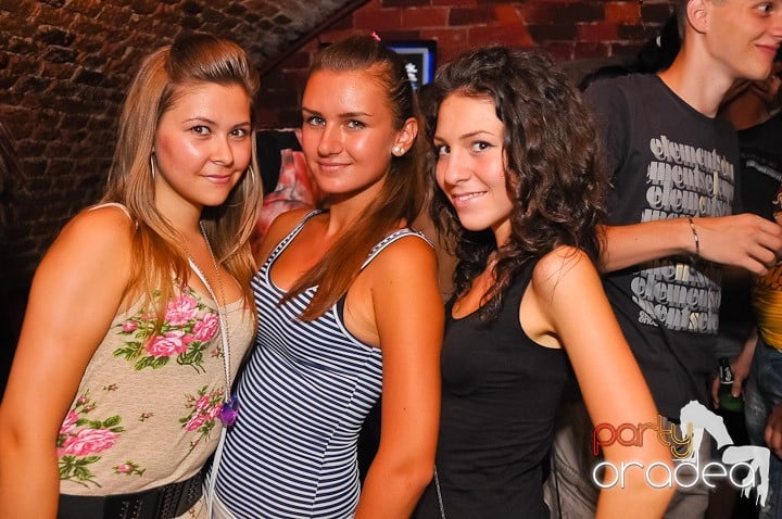 Start the week cu Club Escape, 