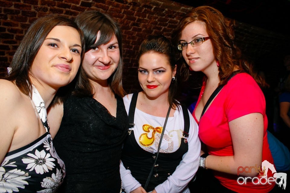 Student Party marca NMD în Escape, 