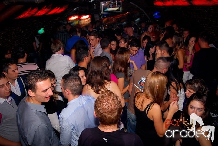 Studenţii continuă distracţia în Club Escape,