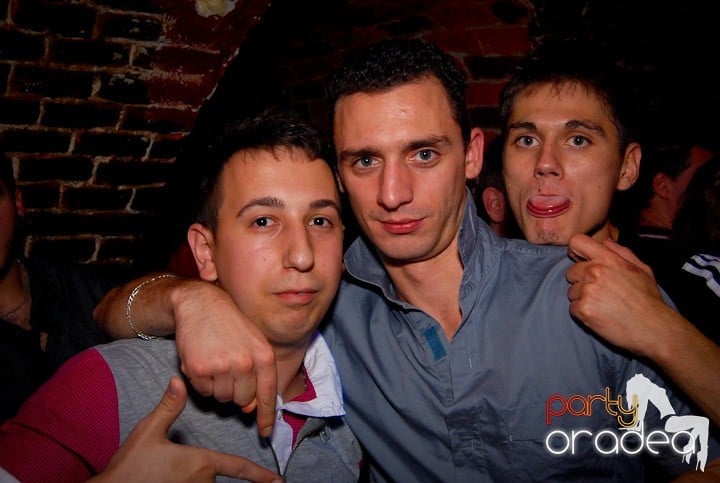 Studenţii continuă distracţia în Club Escape,