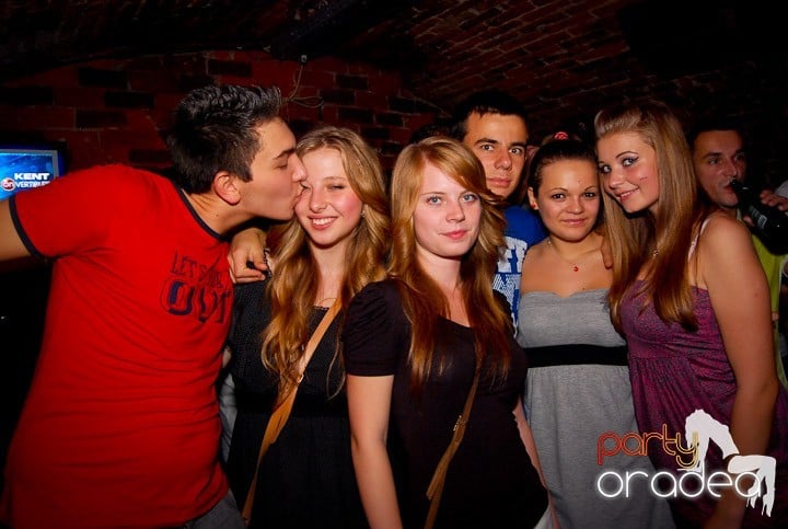 Studenţii continuă distracţia în Club Escape,
