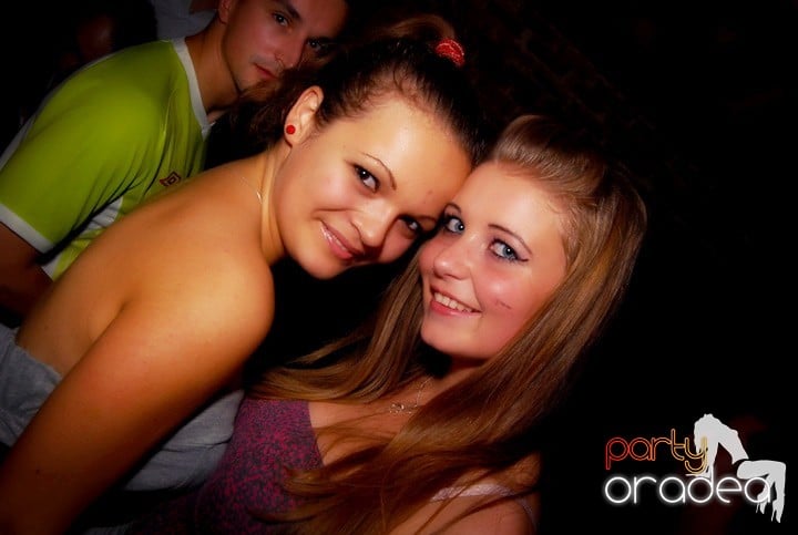 Studenţii continuă distracţia în Club Escape,