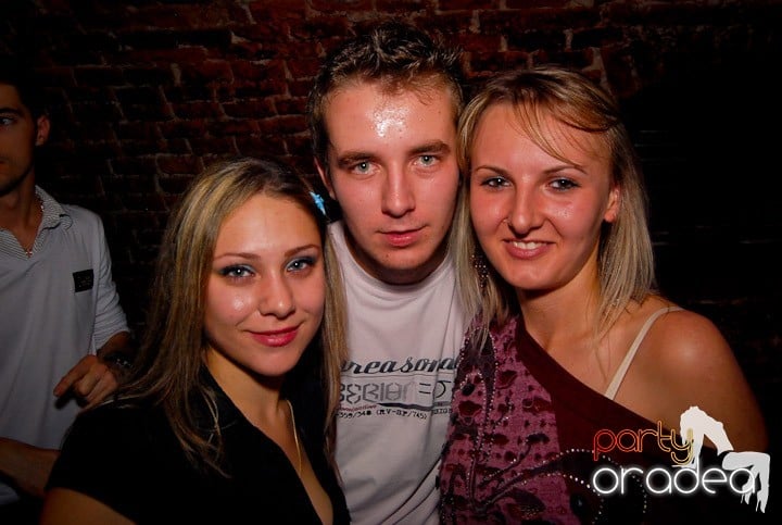 Studenţii continuă distracţia în Club Escape,