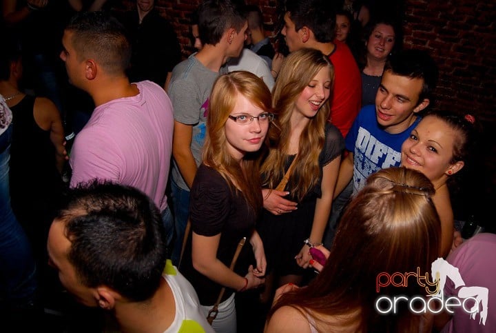 Studenţii continuă distracţia în Club Escape,
