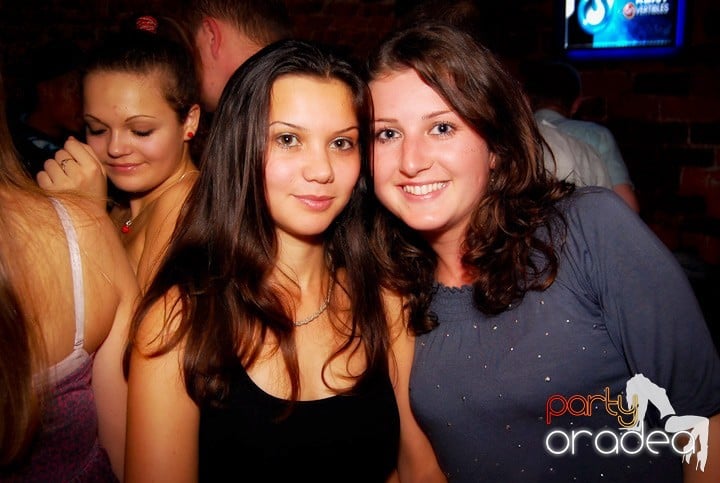 Studenţii continuă distracţia în Club Escape,