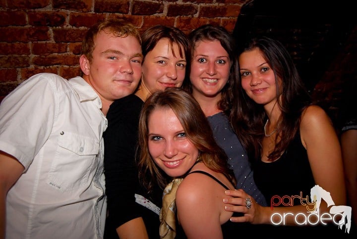 Studenţii continuă distracţia în Club Escape,
